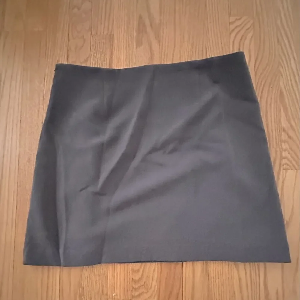 Loft skirt in gray, fully lined, Size 14.  Great condition. - Picture 2 of 3